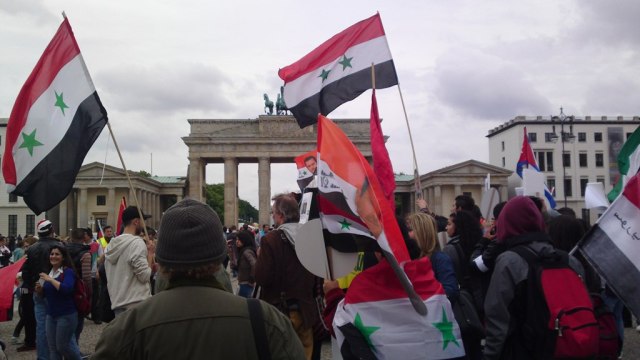 Syrische Fahne vor Brandenburger Tor